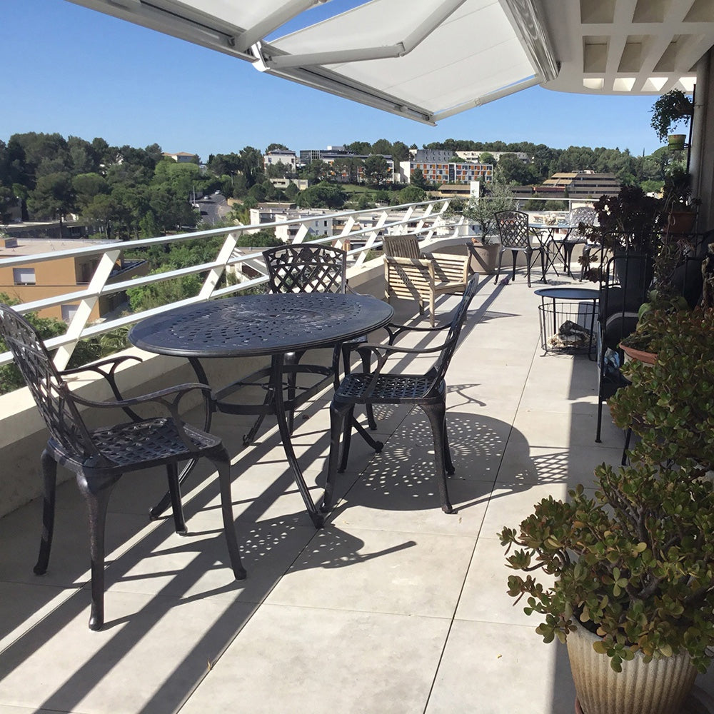 Den Balkon auf den Frühling vorbereiten