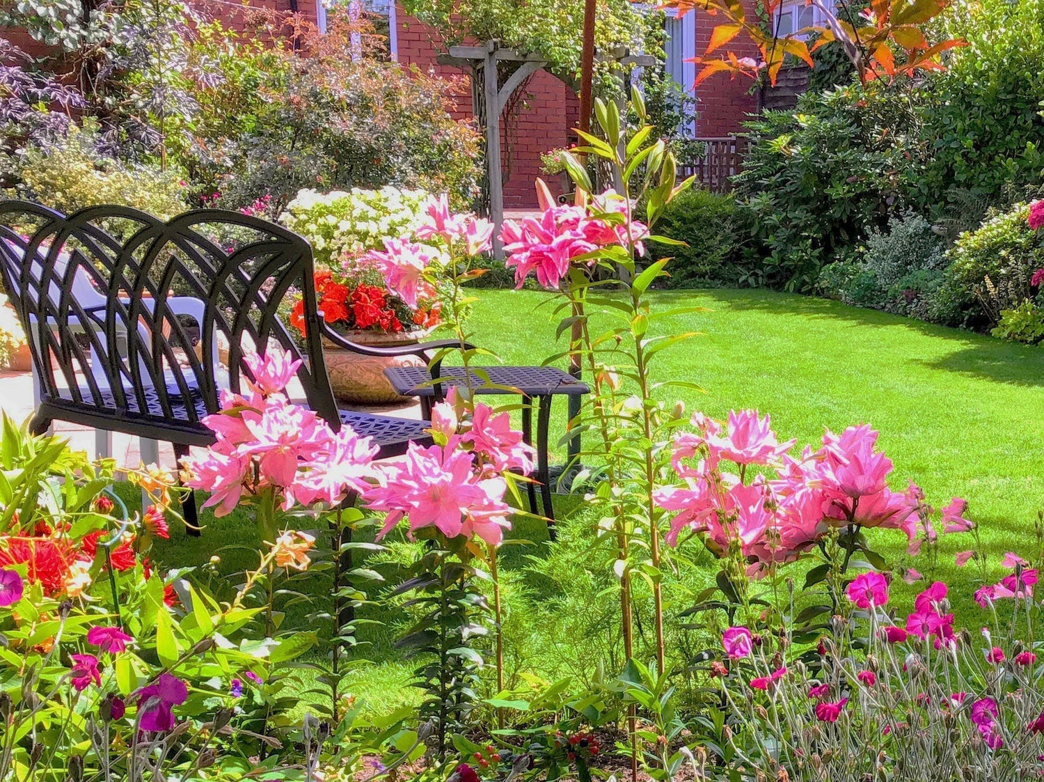 So stellen Sie eine Gartenbank mit zwei Sitzplätzen in Ihrem Außenbereich auf