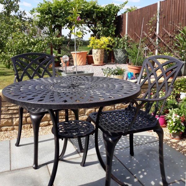 Mia 2-Sitzer Terrassen & Garten Bistroset in Bronze | Lazy Susan